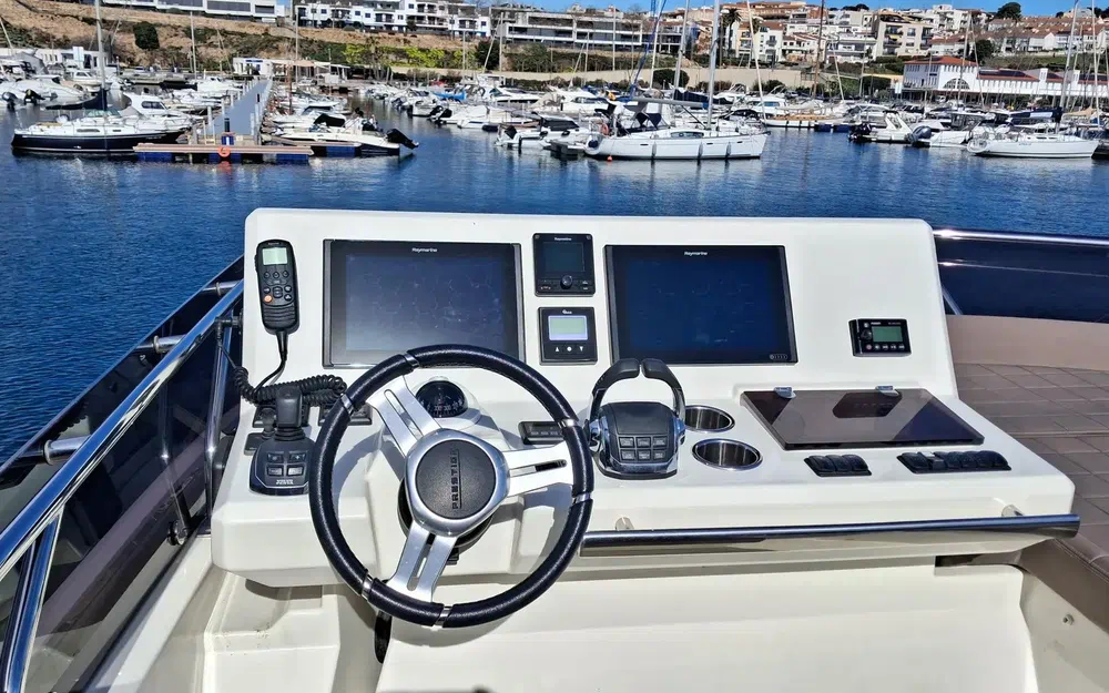 slider 13 Prestige Yachts 520 Fly