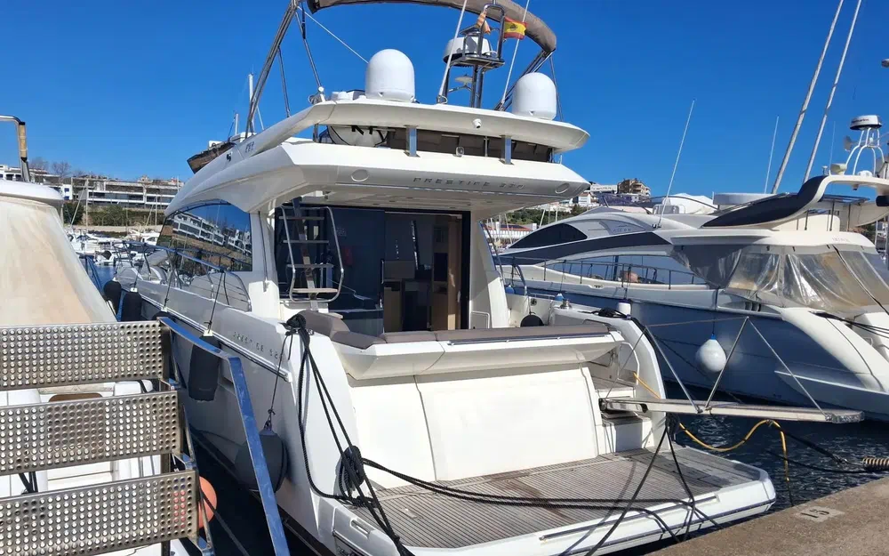 slider 3 Prestige Yachts 520 Fly