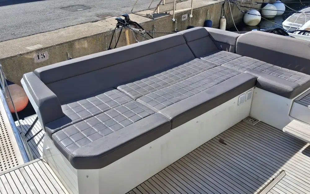 slider 7 Prestige Yachts 520 Fly