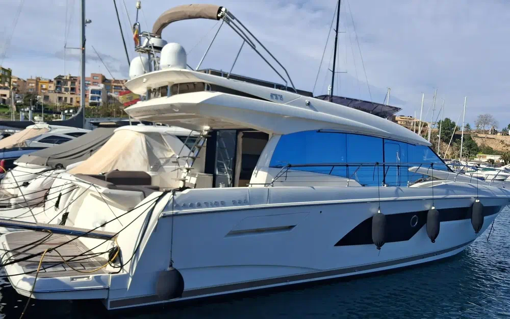 slider 1 Prestige Yachts 520 Fly