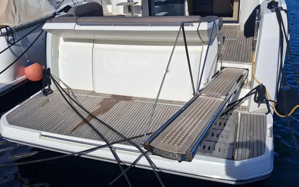 slider 4 Prestige Yachts 520 Fly