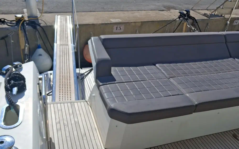 slider 8 Prestige Yachts 520 Fly