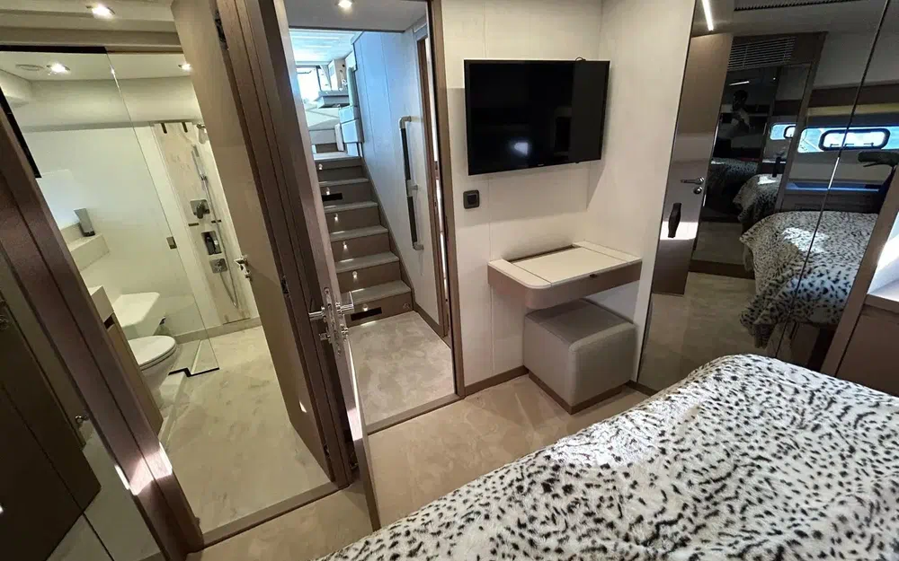 slider 22 Prestige Yachts 590 Fly