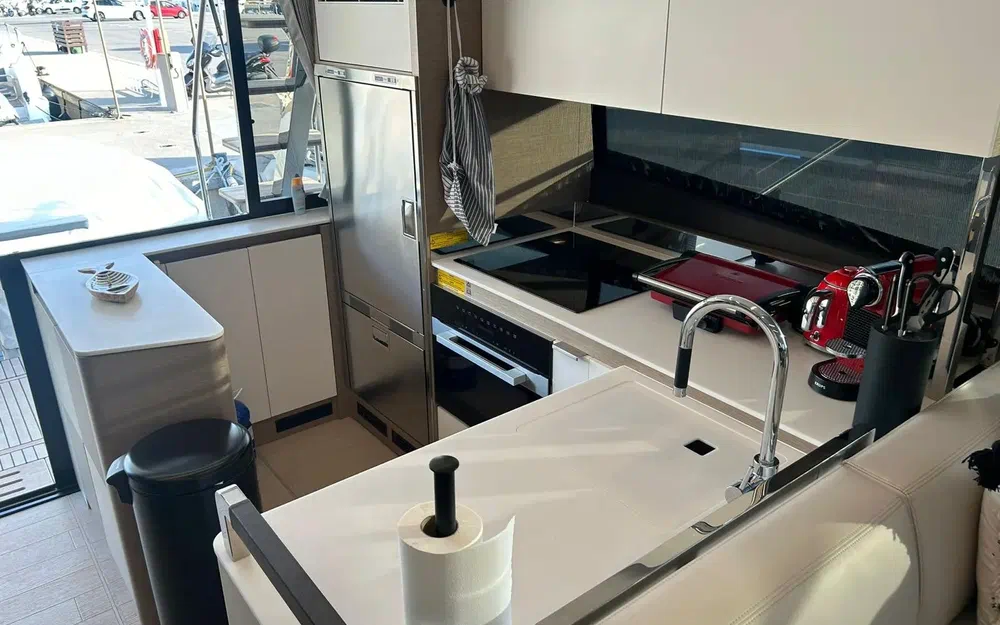 slider 5 Prestige Yachts 590 Fly