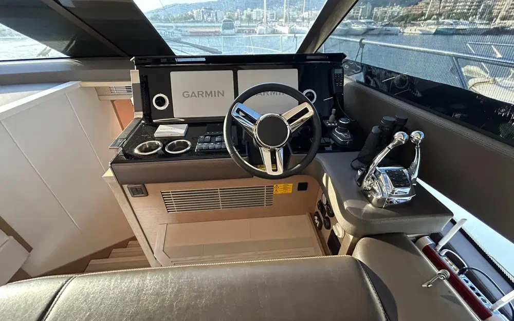 slider 17 Prestige Yachts 590 Fly