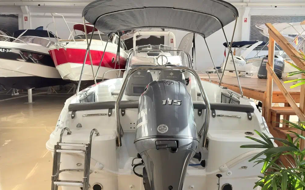 slider 1 Jeanneau Cap Camarat 5.5 CC