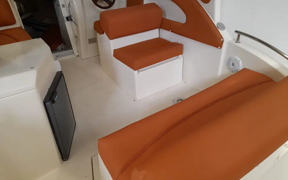 slider 6 Coverline 710 Cabin