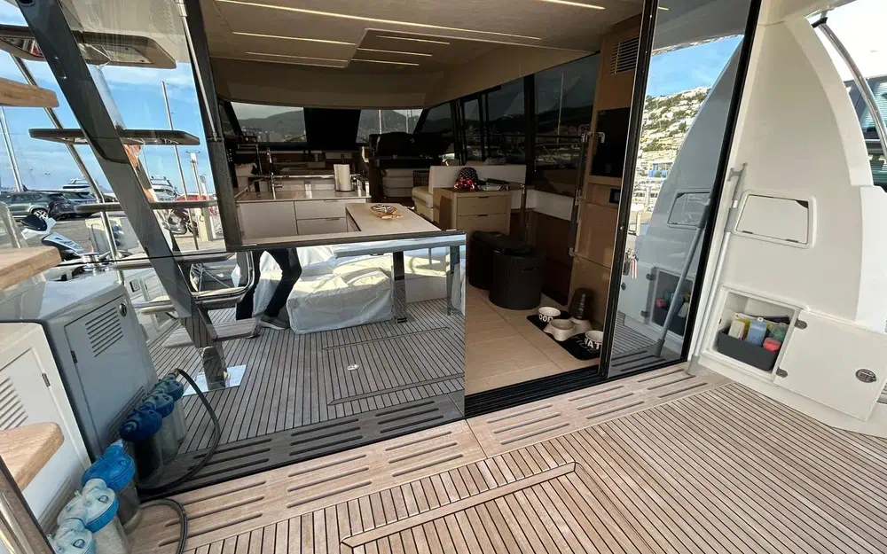 slider 9 Prestige Yachts 590 Fly