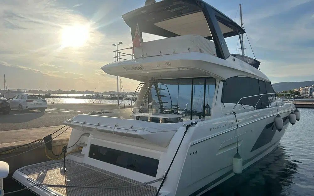 slider 12 Prestige Yachts 590 Fly