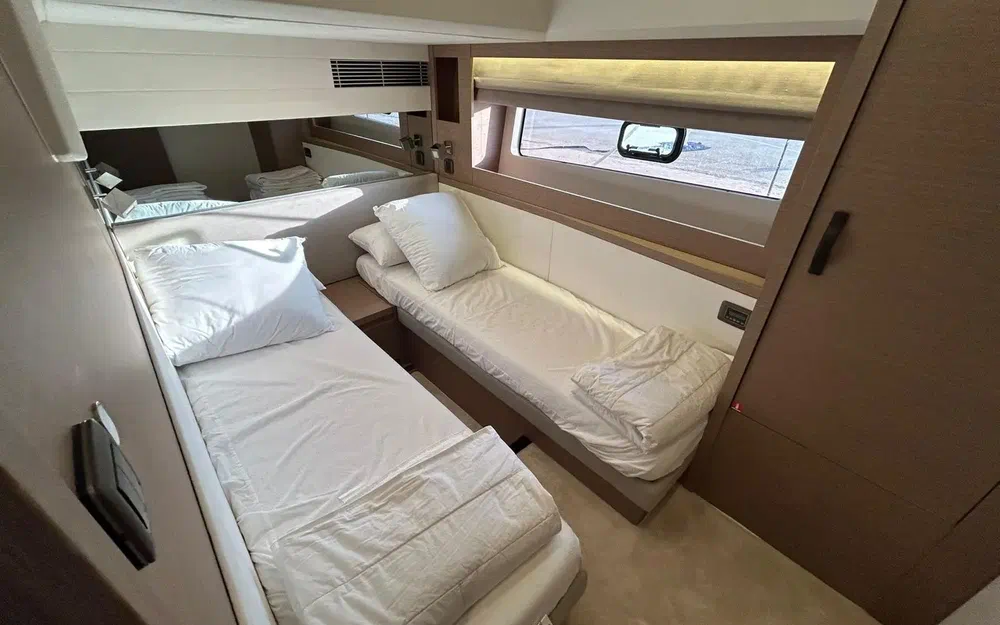 slider 20 Prestige Yachts 590 Fly
