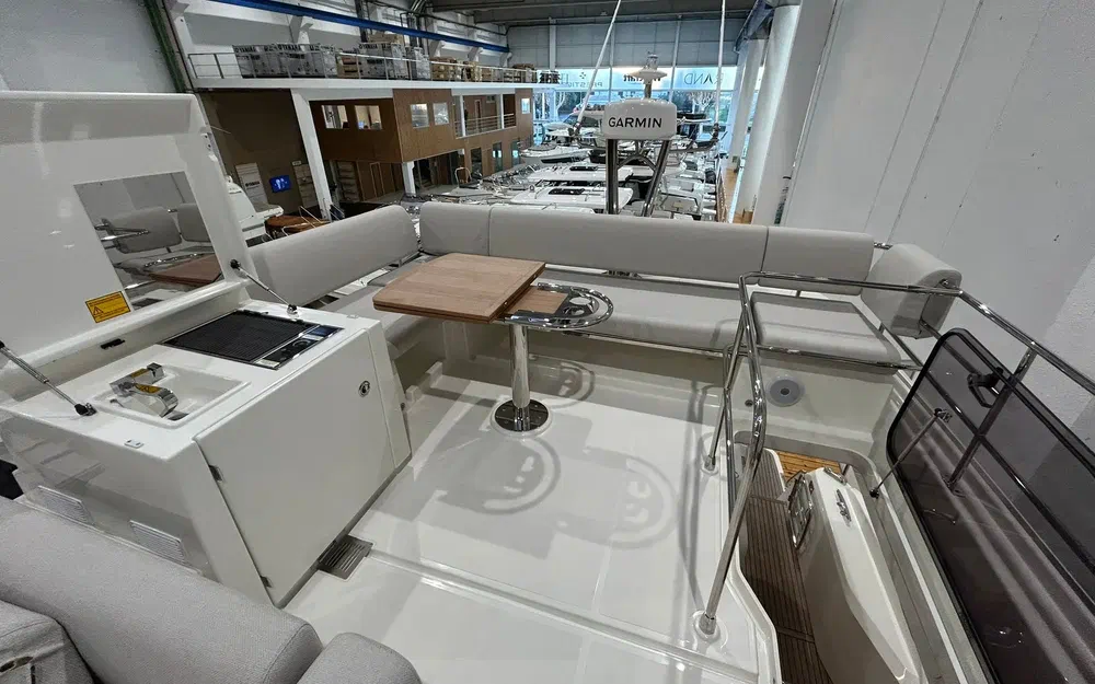 slider 5 Prestige Yachts F4.9