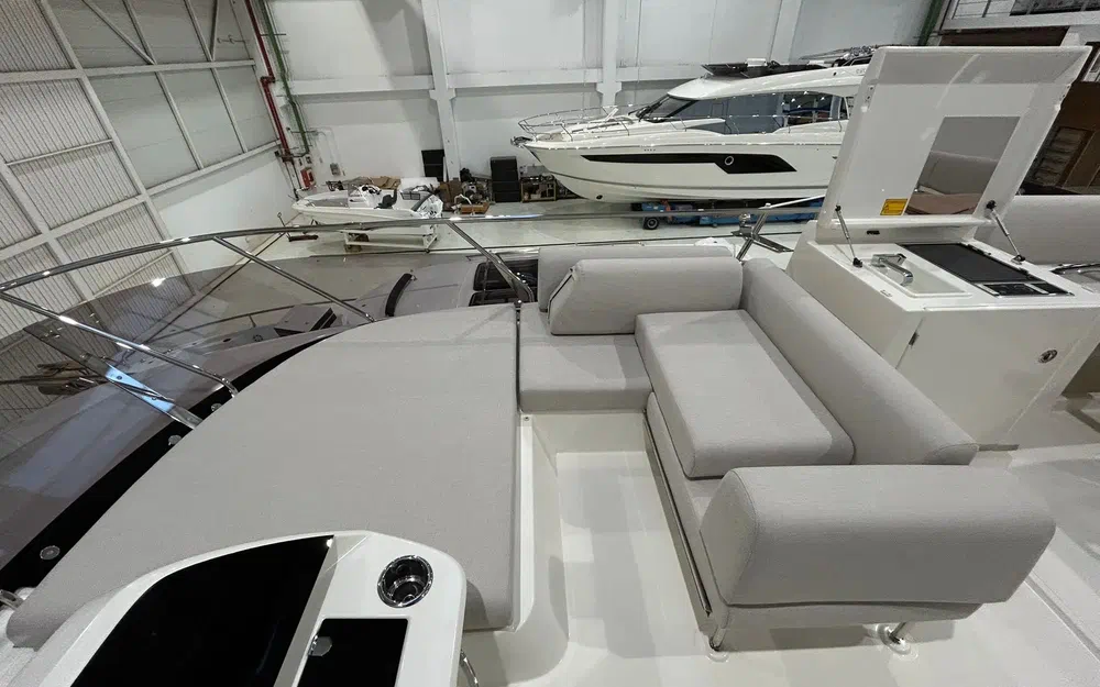 slider 7 Prestige Yachts F4.9