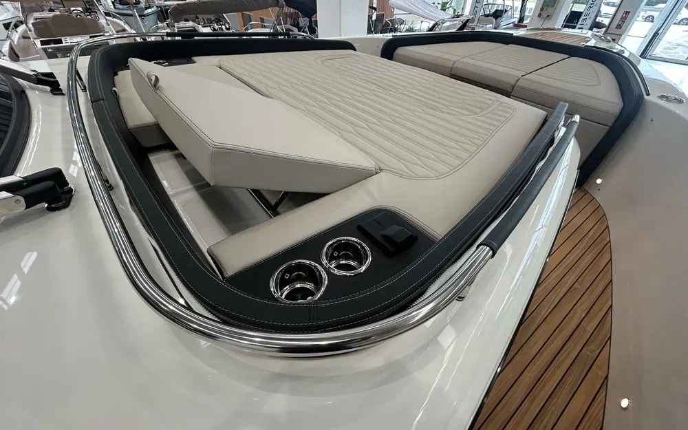 slider 11 Cranchi A46 Luxury Tender