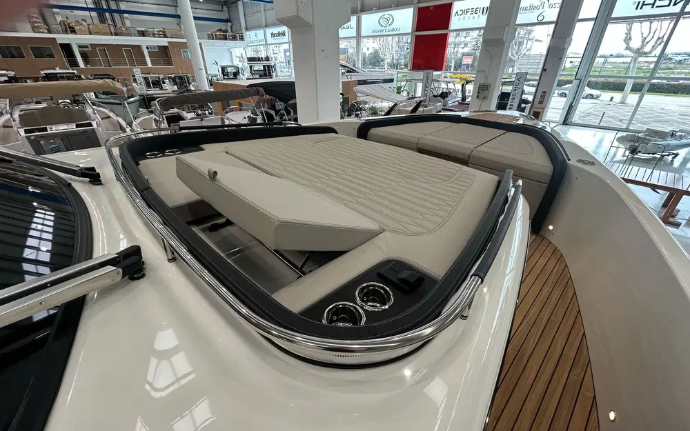 slider 12 Cranchi A46 Luxury Tender