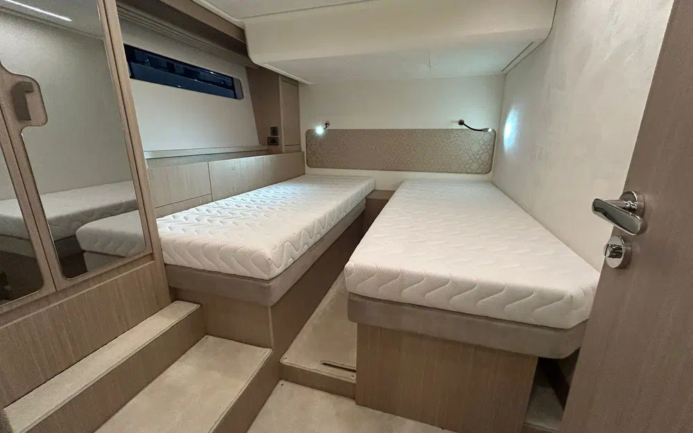 slider 18 Prestige Yachts F4.9