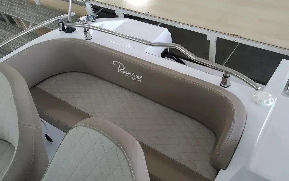 slider 10 Ranieri Voyager 19 S