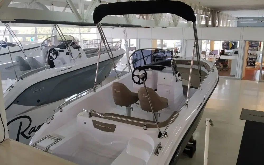 slider 3 Ranieri Voyager 19 S