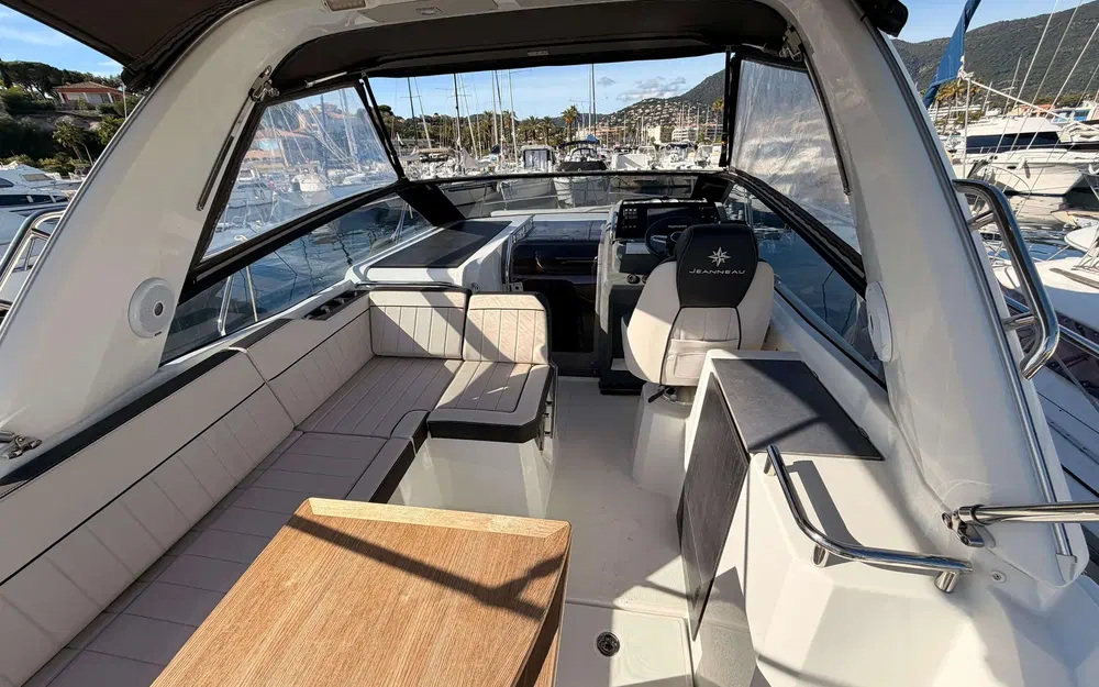 slider 1 Jeanneau Leader 30
