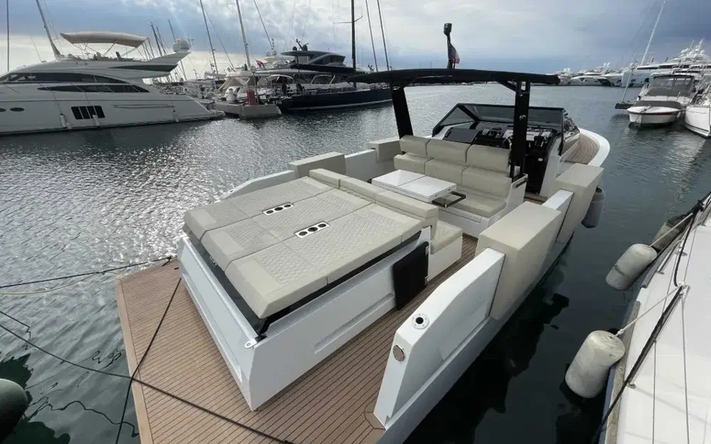 slider 0 De Antonio Yachts D34 Cruiser