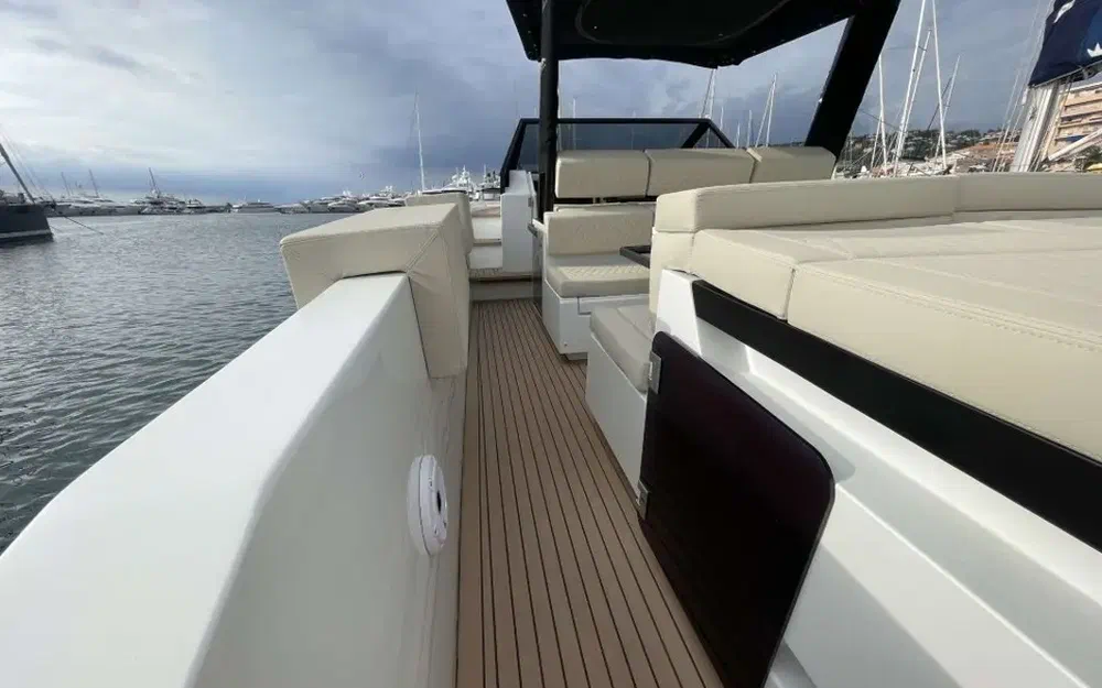slider 5 De Antonio Yachts D34 Cruiser