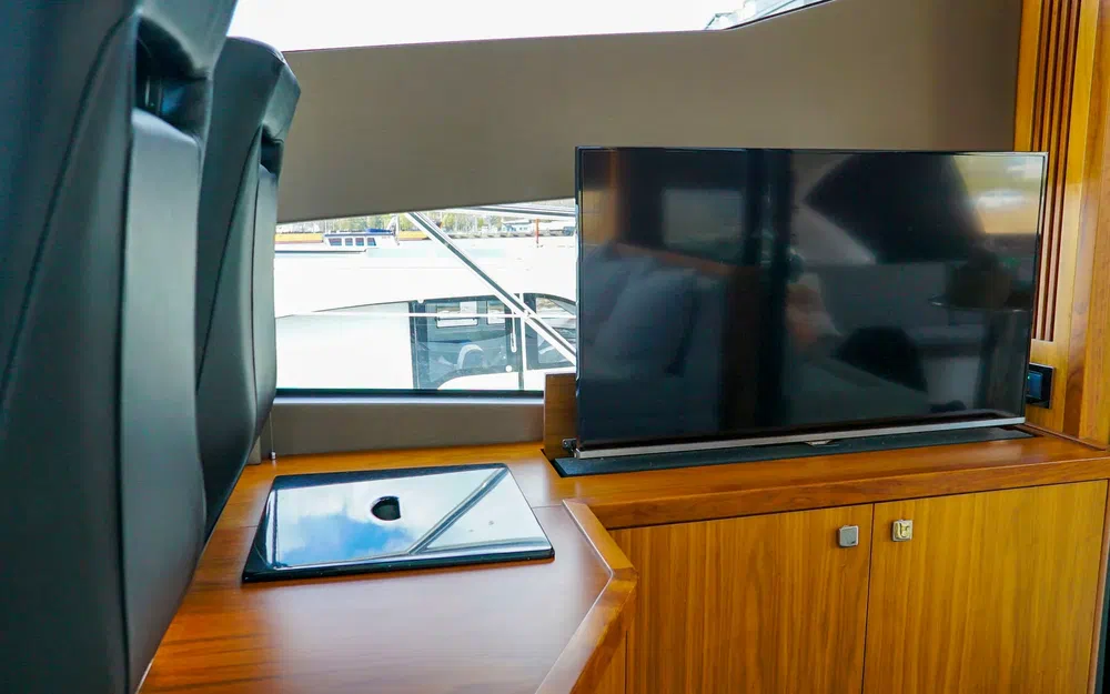 slider 13 Sunseeker Predator 57