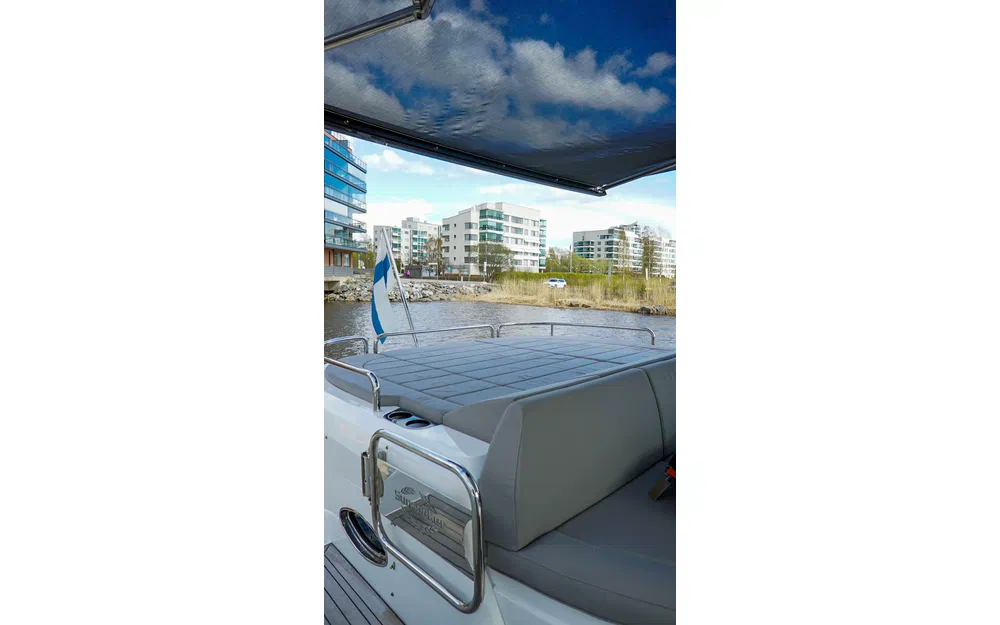slider 6 Sunseeker Predator 57