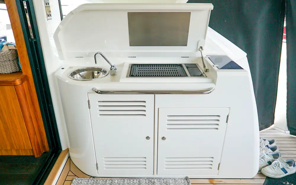 slider 8 Sunseeker Predator 57