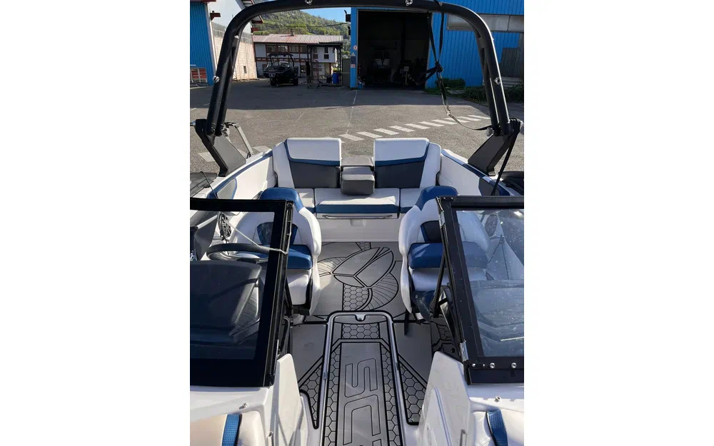 slider 8 Scarab Boats Scarab 195 Identity