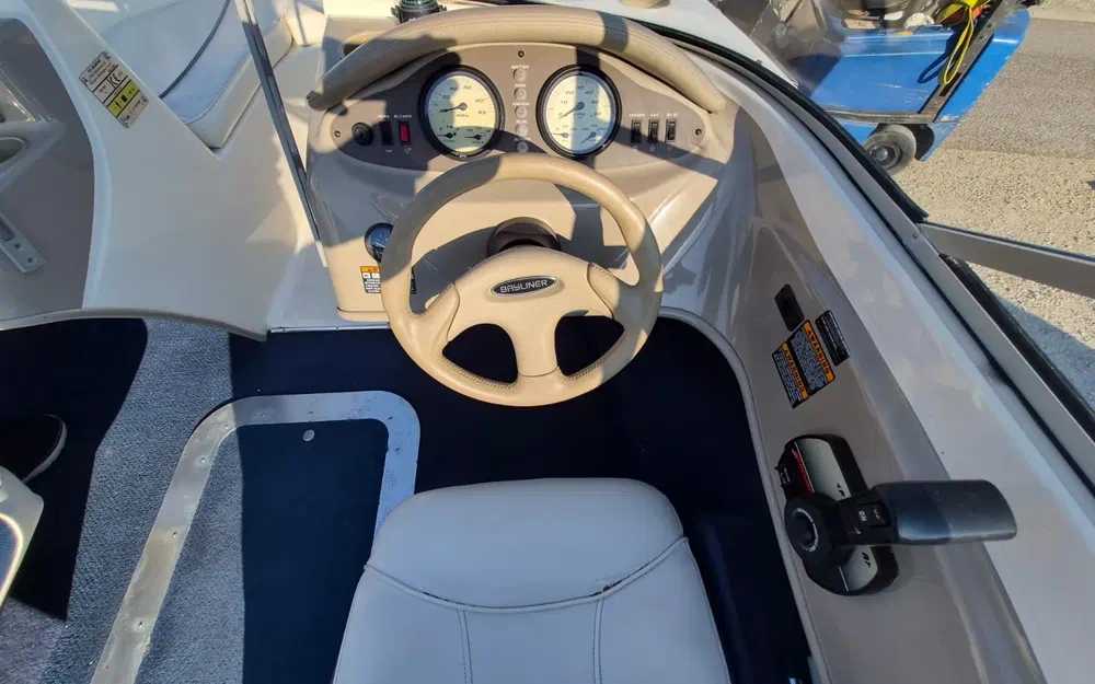 slider 4 Bayliner 1850 Capri Bowrider