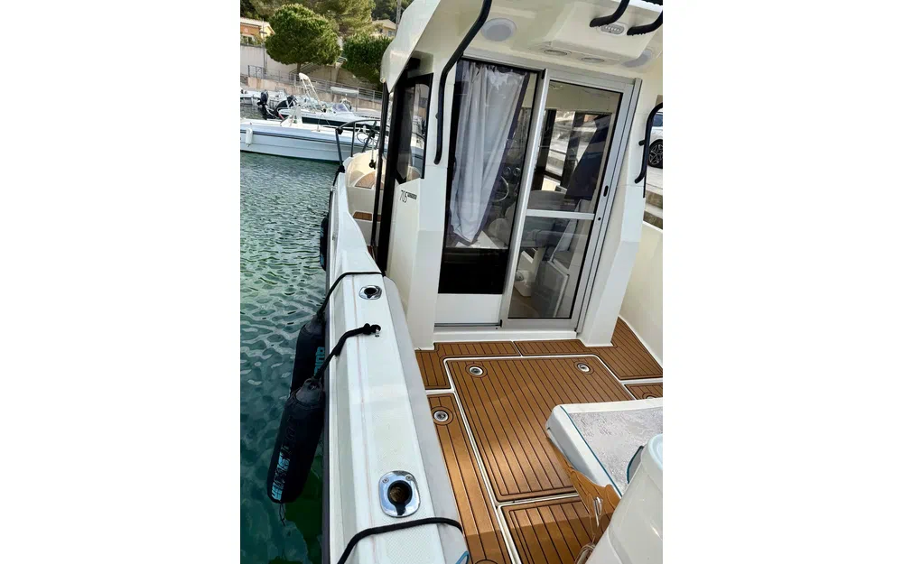 slider 7 Quicksilver Activ 705 Pilothouse