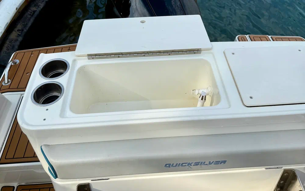 slider 8 Quicksilver Activ 705 Pilothouse