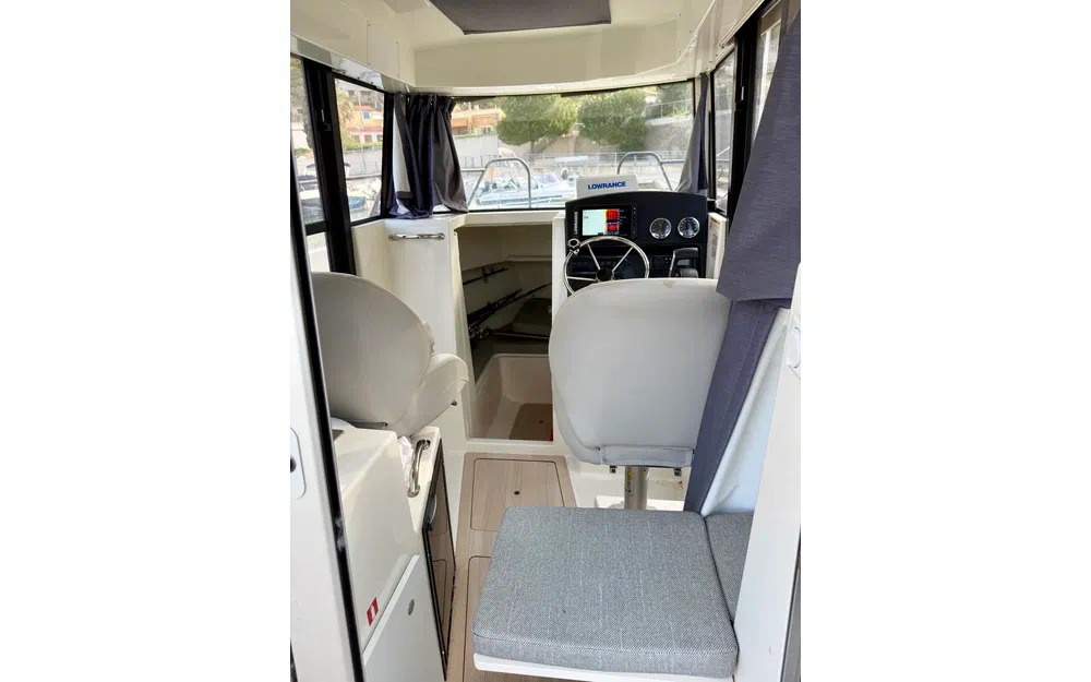 slider 11 Quicksilver Activ 705 Pilothouse