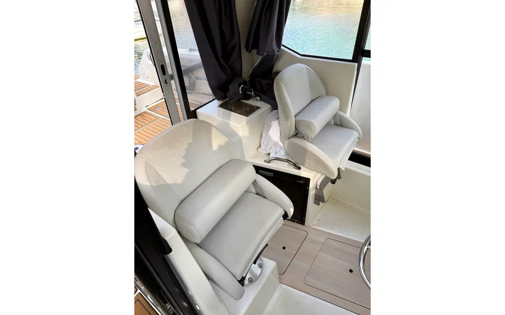 slider 13 Quicksilver Activ 705 Pilothouse