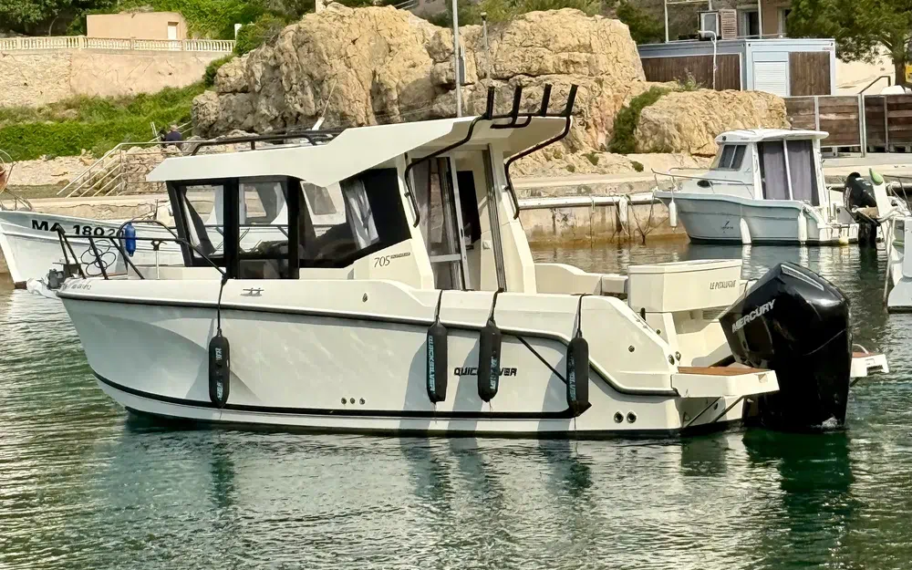slider 0 Quicksilver Activ 705 Pilothouse