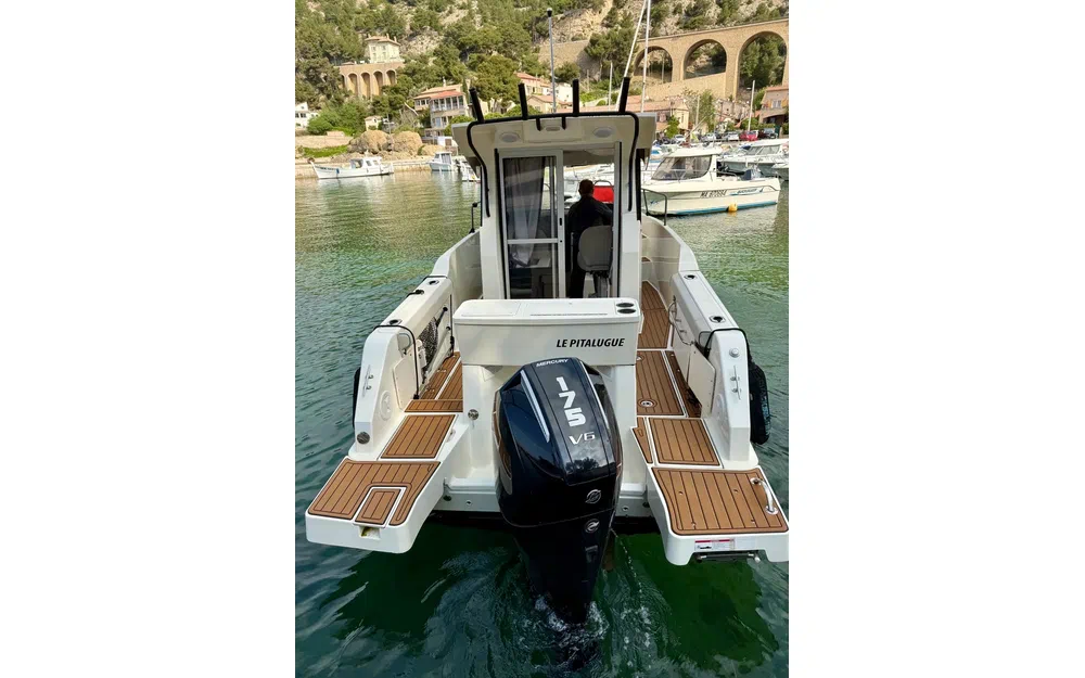 slider 1 Quicksilver Activ 705 Pilothouse