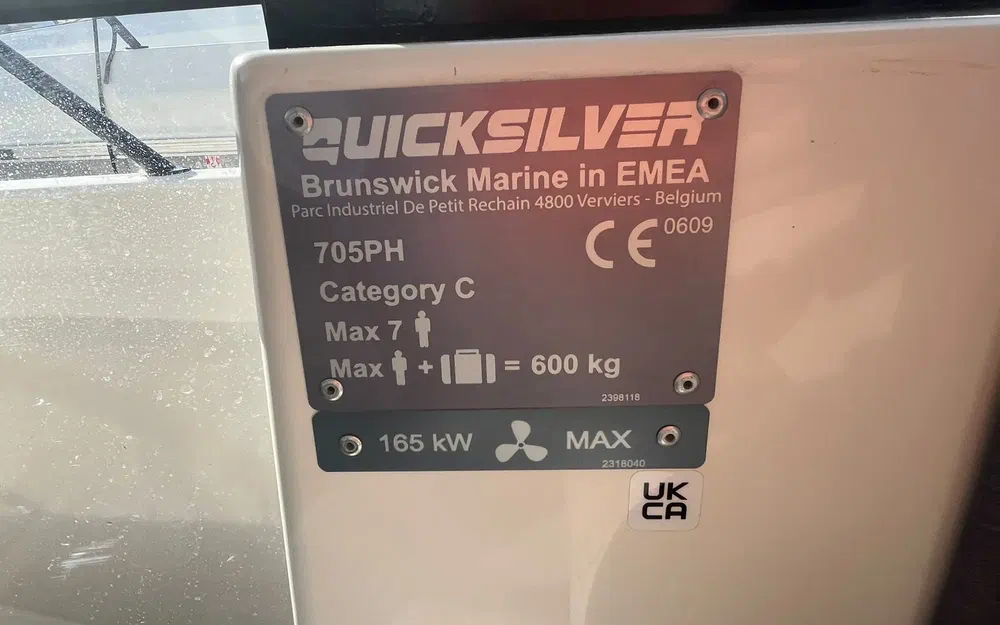 slider 37 Quicksilver Activ 705 Pilothouse