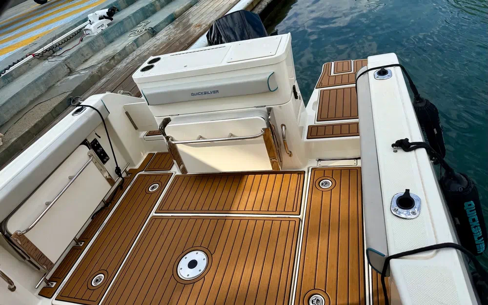 slider 9 Quicksilver Activ 705 Pilothouse