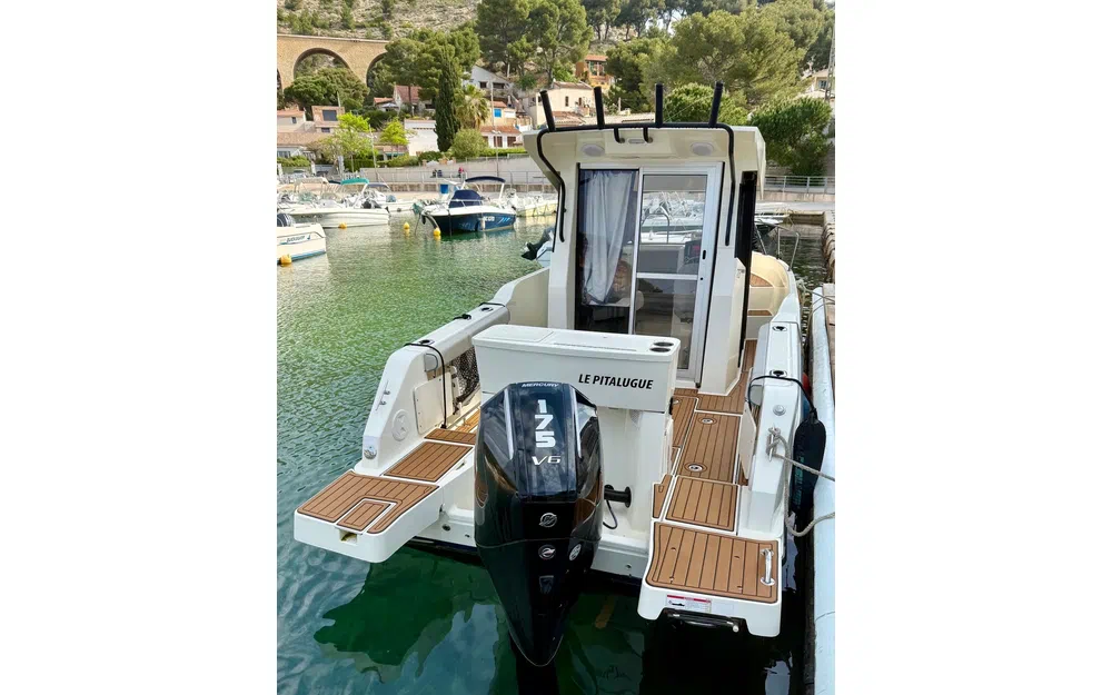 slider 5 Quicksilver Activ 705 Pilothouse