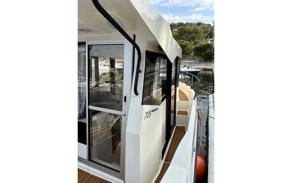 slider 6 Quicksilver Activ 705 Pilothouse