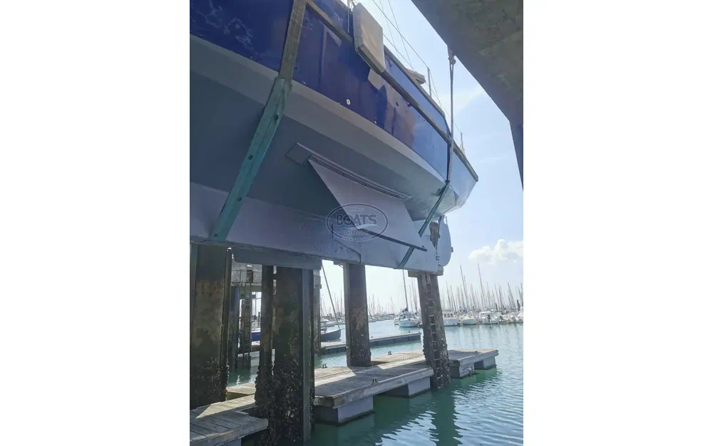 slider 1 Golden Hind 31