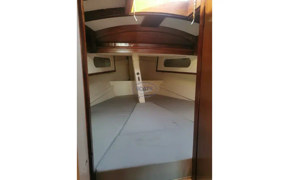 slider 7 Golden Hind 31