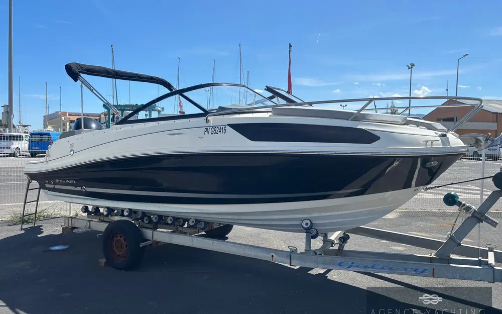 slider 0 Bayliner VR5 Cuddy OB