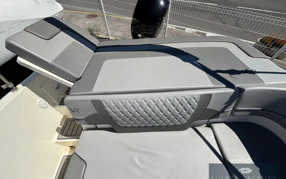 slider 9 Bayliner VR5 Cuddy OB