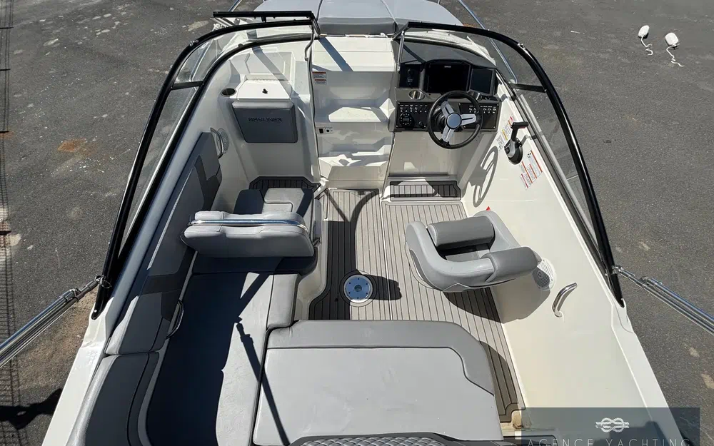 slider 1 Bayliner VR5 Cuddy OB