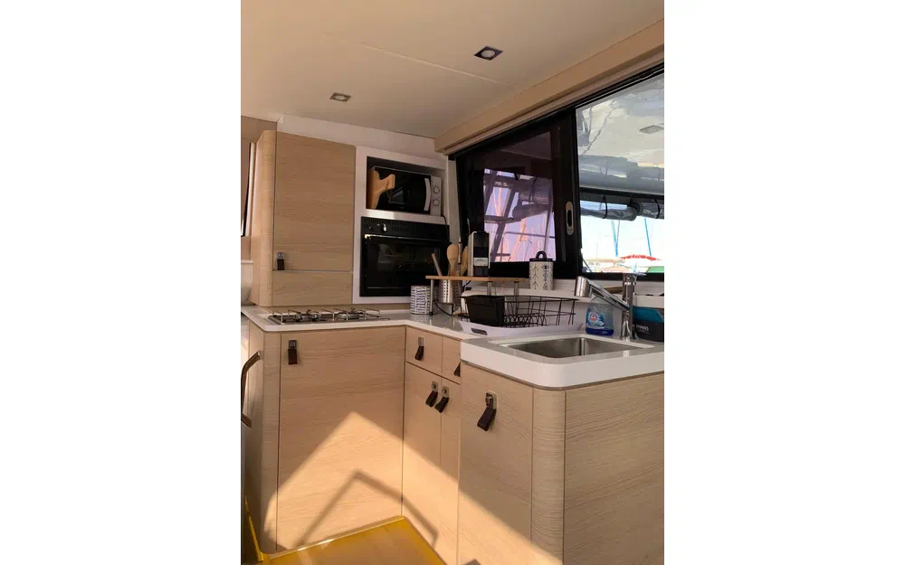 slider 10 Indigo Yacht Aventura 37