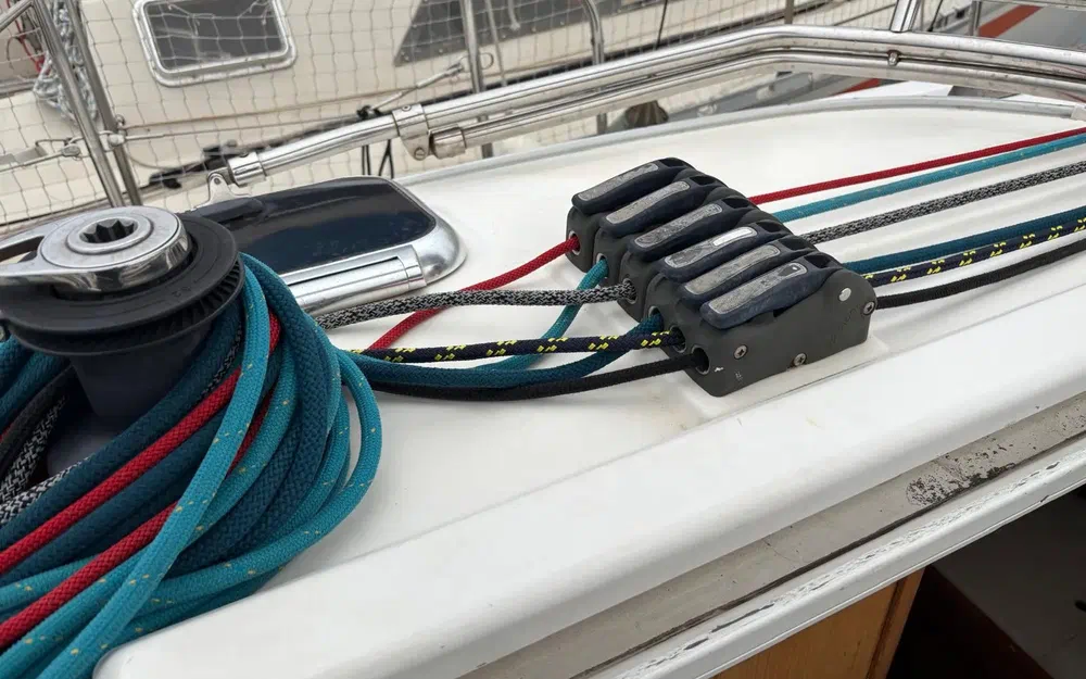 slider 9 Dufour 34 Performance