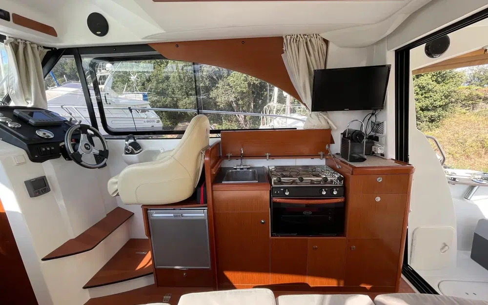 slider 6 Beneteau Antares 30 Fly