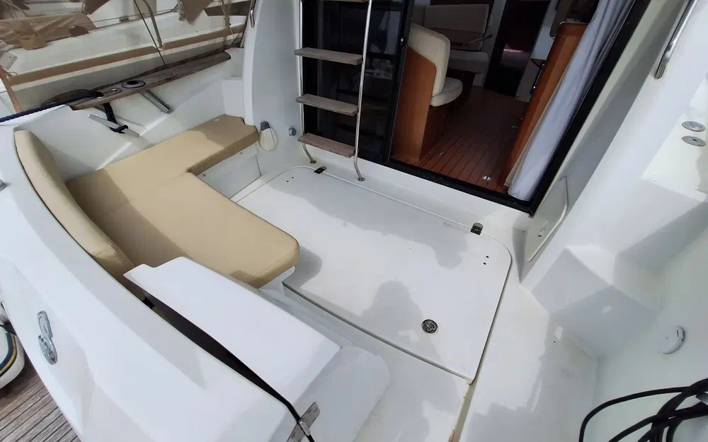 slider 1 Beneteau Antares 30 Fly