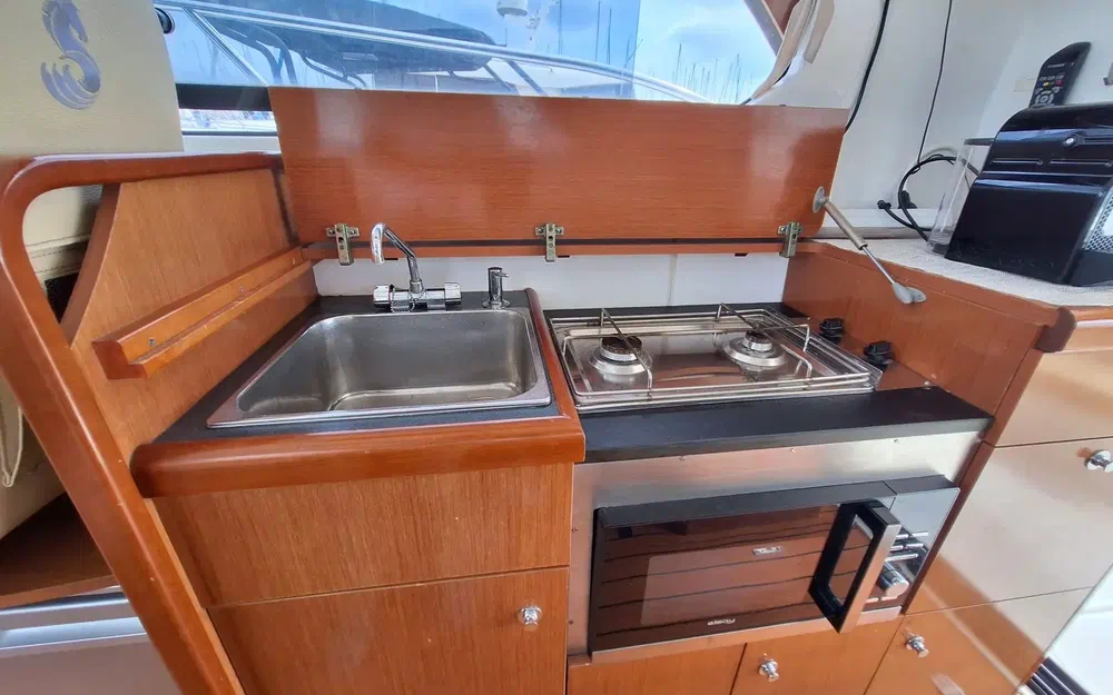 slider 3 Beneteau Antares 30 Fly