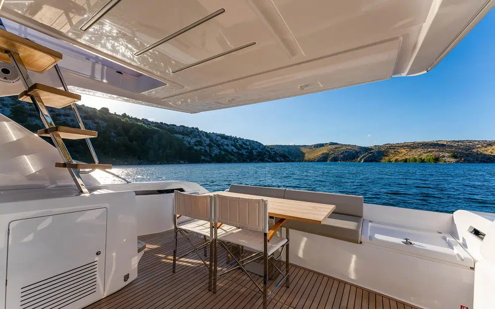 slider 9 Ferretti 550